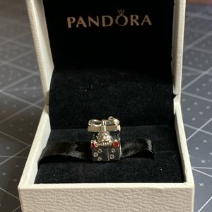 Pandora Santa in a Giftbox charm 🎅🏼 (Retired)